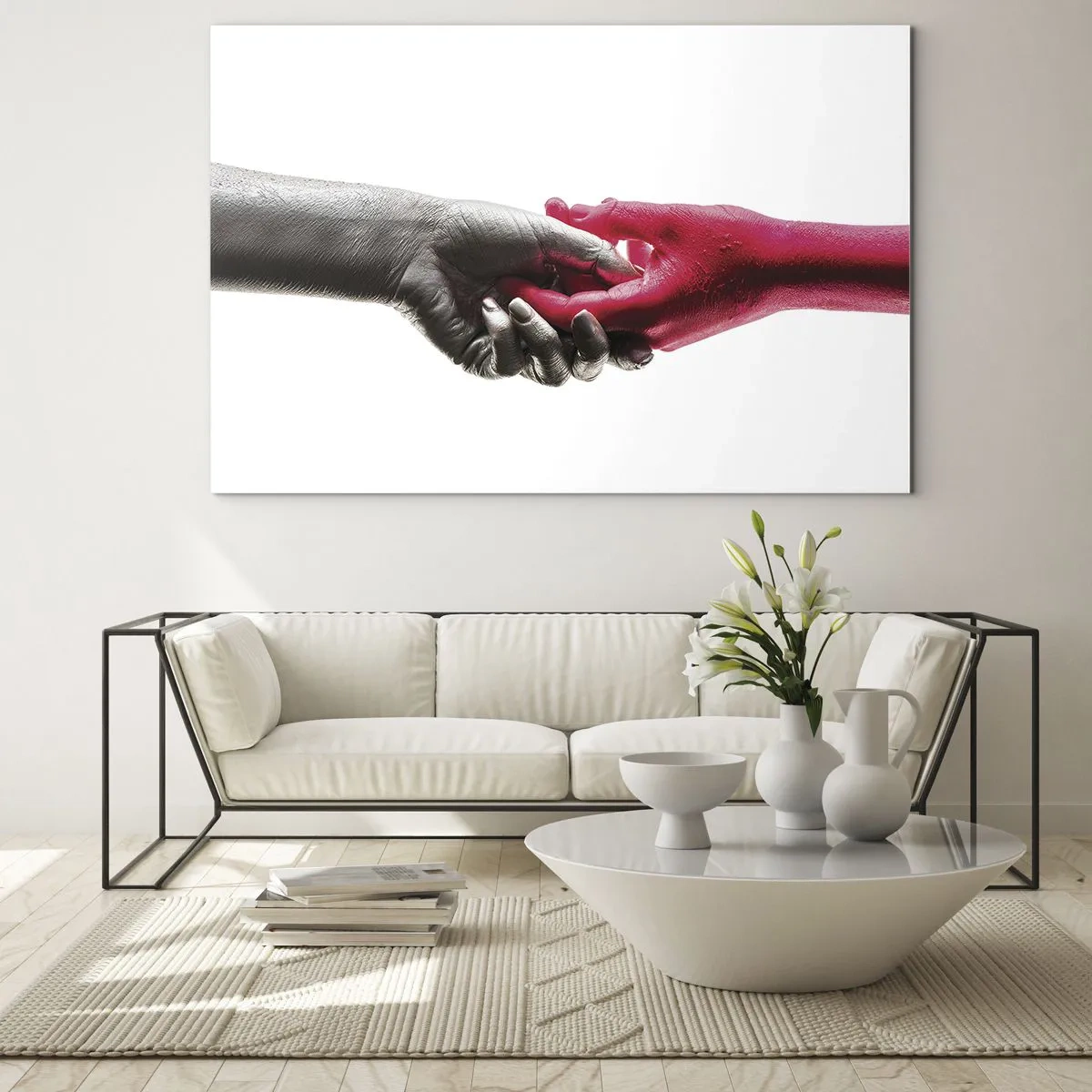 Quadro em vidro - Close-up de duas mãos, uma em preto e a outra em vermelho, segurando uma à outra - 70x50cm - Juntos, mas diferentes - Decoração de parede moderna para a sala de estar e quarto ARTTOR