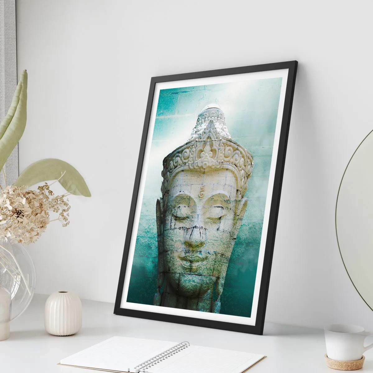 Pôster com moldura preta - Uma estátua de Buda contra um fundo de sutis tons de verde - 50x70cm - Em busca da luz - Decoração de parede moderna para a sala de estar e quarto ARTTOR