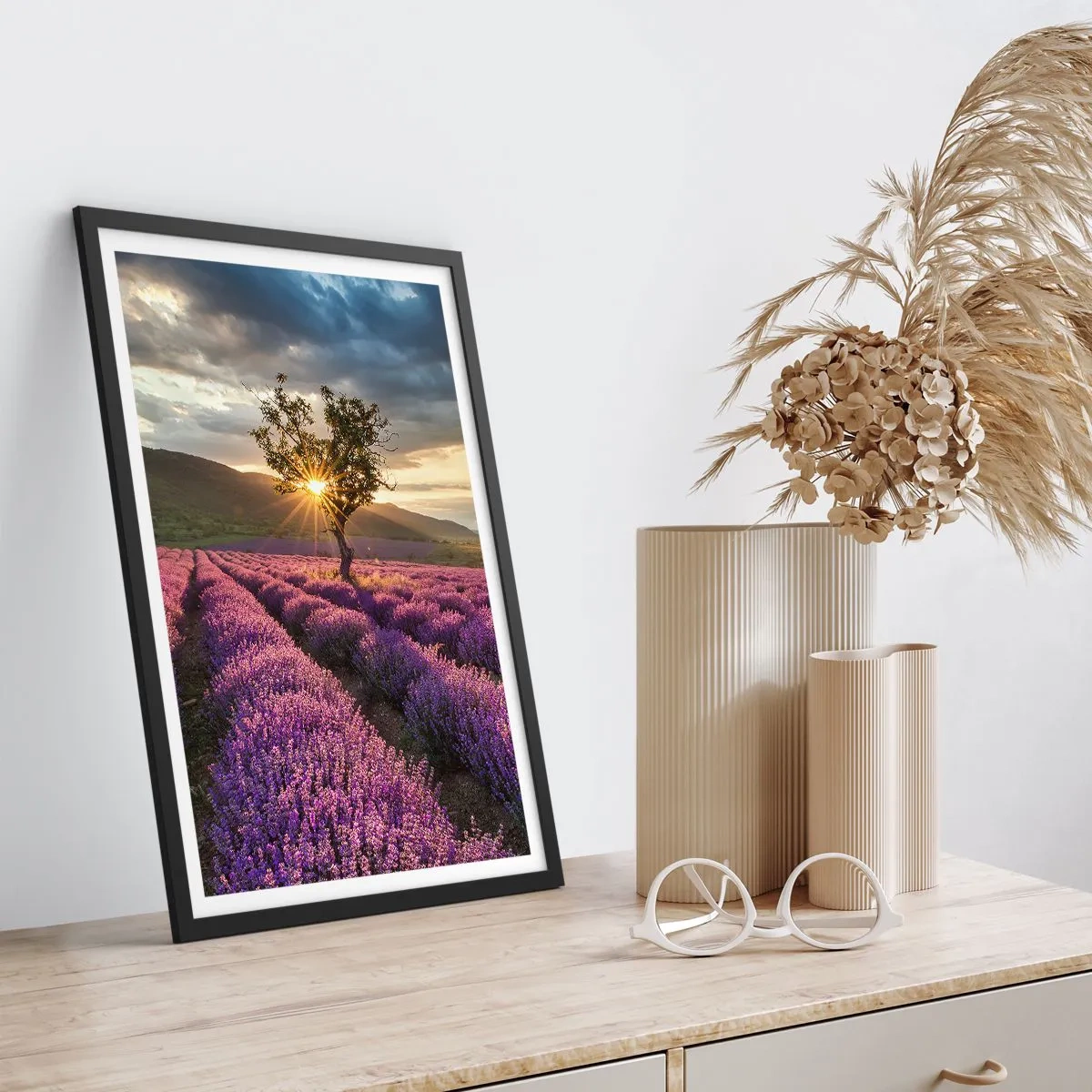 Pôster com moldura preta - Um campo de lavanda com uma árvore solitária e um pôr do sol - 50x70cm - Aroma lilás - Decoração de parede moderna para a sala de estar e quarto ARTTOR