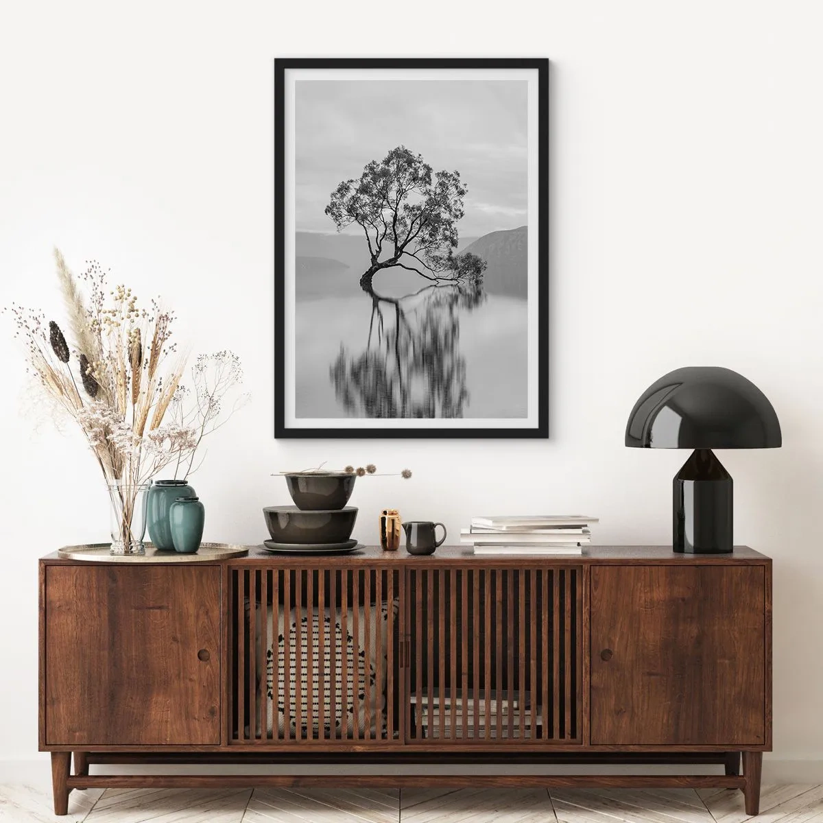 Pôster com moldura preta - Uma árvore solitária refletida na água calma - 50x70cm - Existe um país assim - Decoração de parede moderna para a sala de estar e quarto ARTTOR