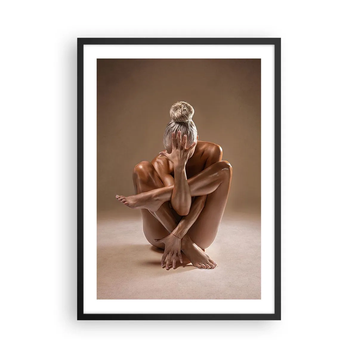 Pôster com moldura preta - Foto artística de uma mulher em pose sensual contra um fundo bege - 50x70cm - Unidade de corpo e alma - Decoração de parede moderna para a sala de estar e quarto ARTTOR