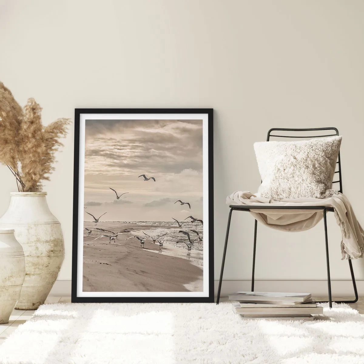 Pôster com moldura preta - Gaivotas pairando sobre a praia sob um céu nublado - 50x70cm - O som do mar, o canto dos pássaros - Decoração de parede moderna para a sala de estar e quarto ARTTOR