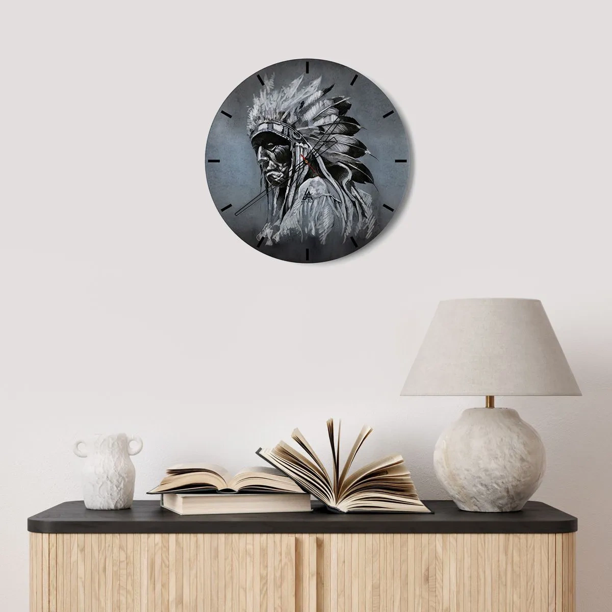 Relógio de parede - Relógio em vidro - Retrato de um guerreiro com um cocar de penas sobre um fundo cinza - 30x30cm - De volta às raízes - Decoração de parede moderna para a sala de estar, cozinha e quarto ARTTOR