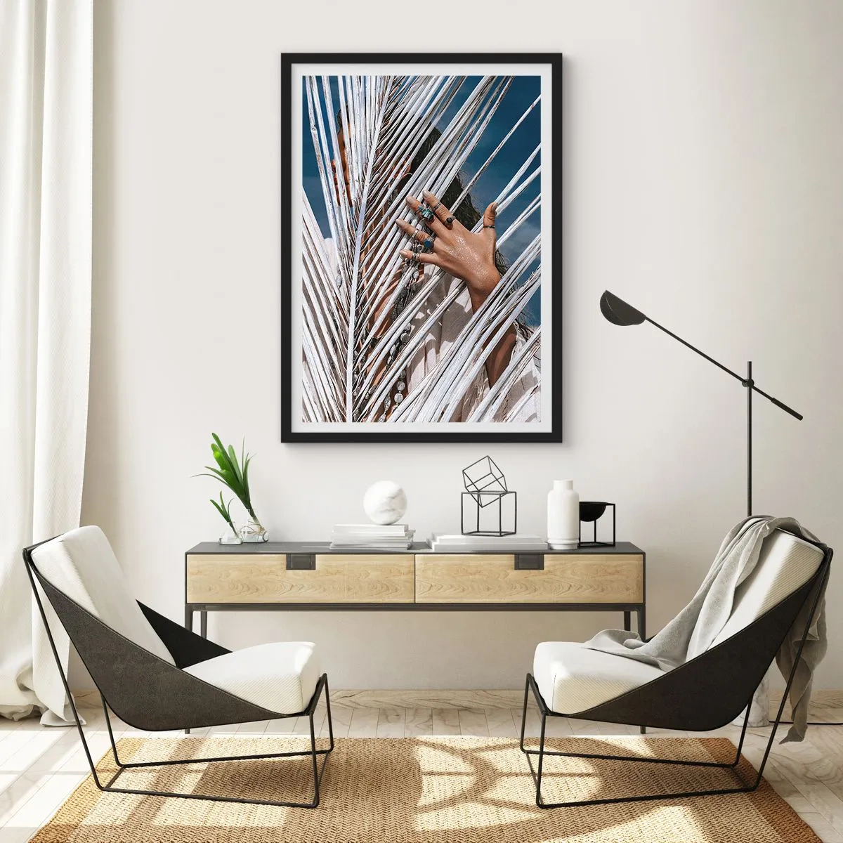 Pôster com moldura preta - Uma mão com anéis atrás de folhas de palmeira - 50x70cm - A xamã - Decoração de parede moderna para a sala de estar e quarto ARTTOR