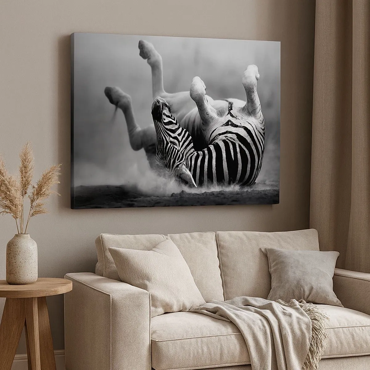 Quadro em tela - Uma zebra preta e branca rolando na areia - 70x50cm - Vai dar zebra - Decoração de parede moderna para a sala de estar e quarto ARTTOR
