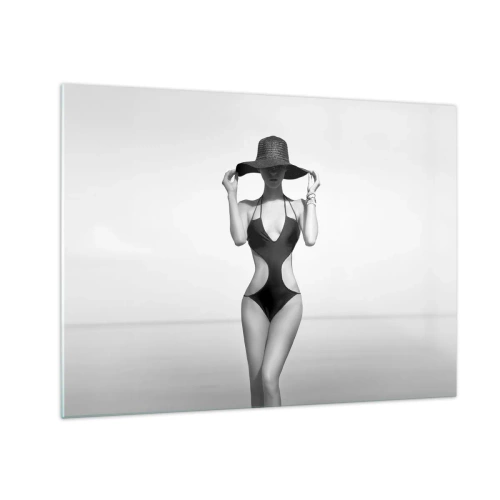 Quadro em vidro - Uma mulher de maiô preto e chapéu contra o mar - 70x50cm - Meu nome é: Elegância - Decoração de parede moderna para a sala de estar e quarto ARTTOR