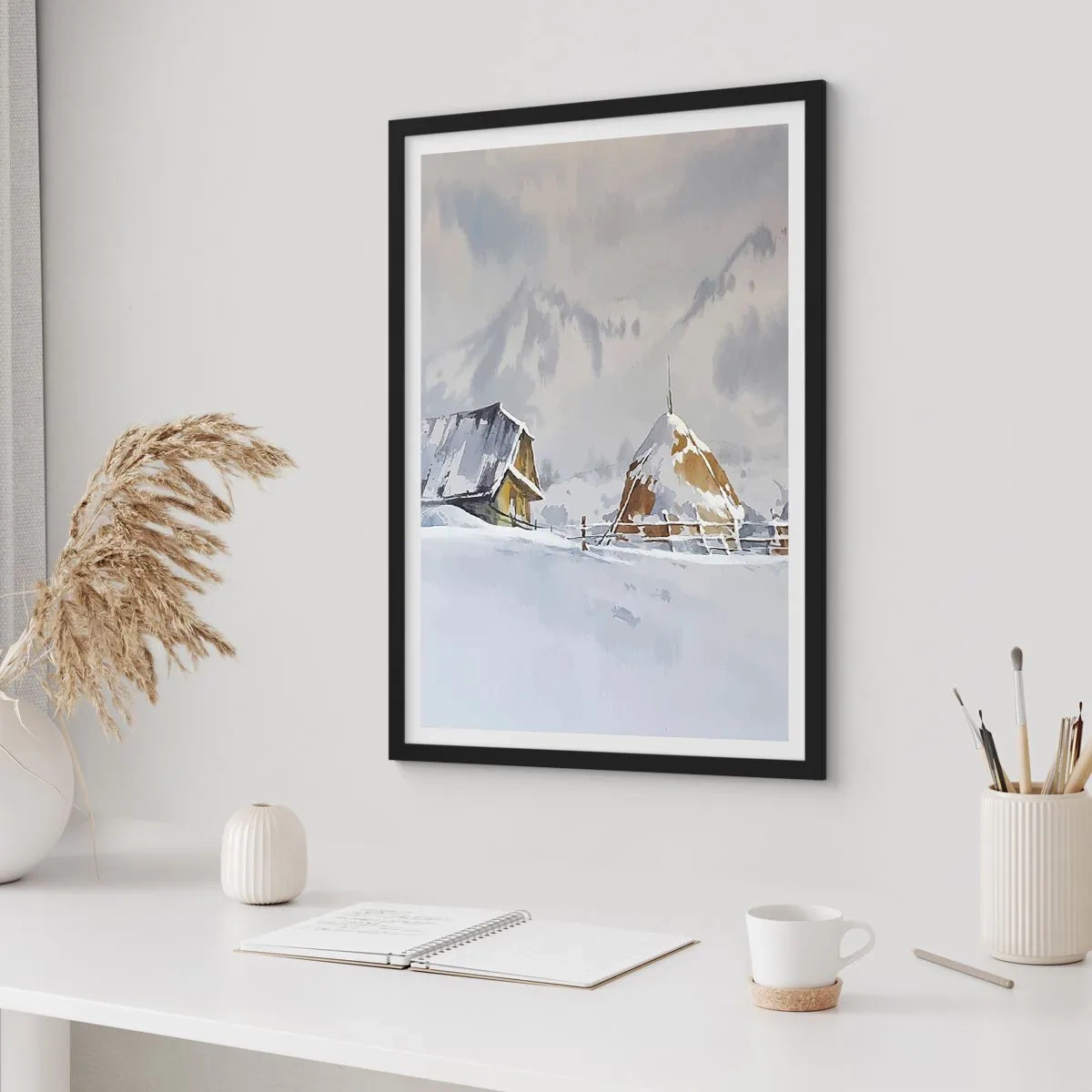 Pôster com moldura preta - Paisagem de inverno com uma casa de campo e um palheiro nas montanhas - 50x70cm - No vale nevado - Decoração de parede moderna para a sala de estar e quarto ARTTOR