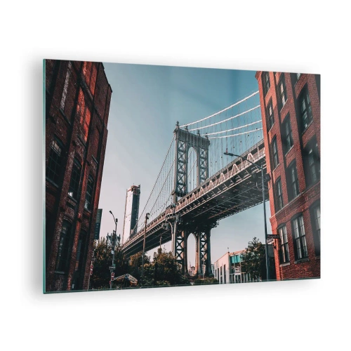 Quadro em vidro - Uma ponte suspensa entre edifícios de tijolos em um ambiente urbano - 70x50cm - Sobre as ondas da cidade - Decoração de parede moderna para a sala de estar e quarto ARTTOR