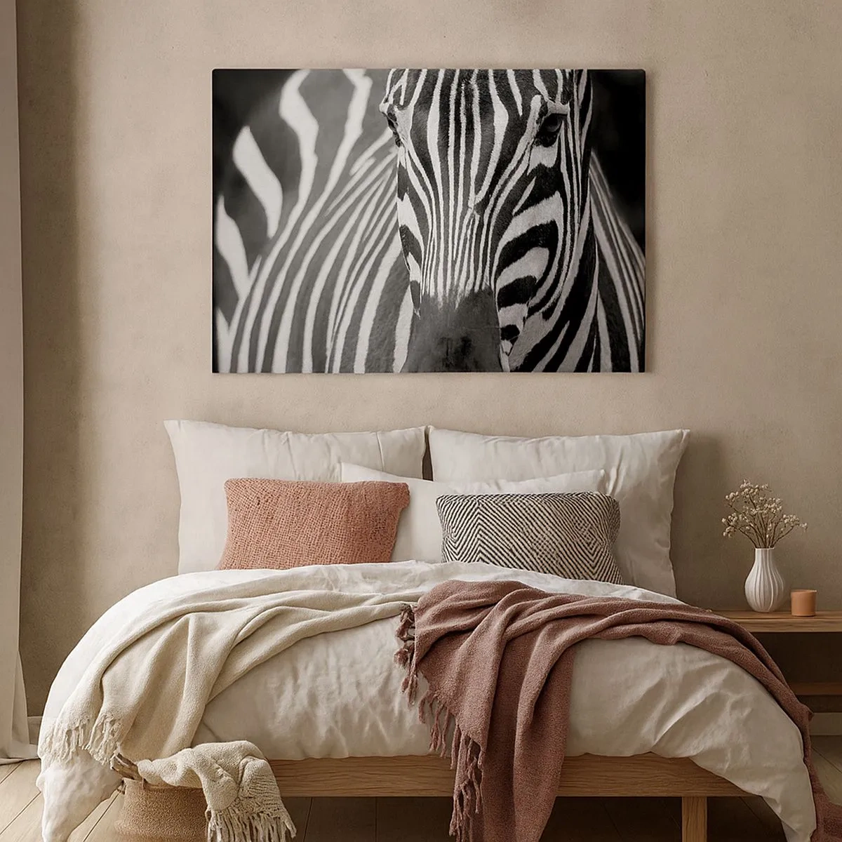 Quadro em tela - Um close em preto e branco de uma zebra com suas listras características. - 70x50cm - O mundo é preto e branco - Decoração de parede moderna para a sala de estar e quarto ARTTOR