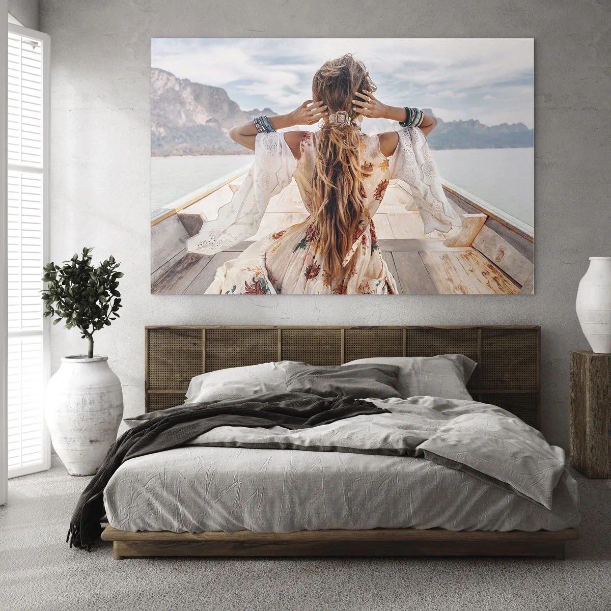 Quadro em vidro - Uma mulher em um barco olhando para as montanhas e o lago. - 70x50cm - A caminho da felicidade - Decoração de parede moderna para a sala de estar e quarto ARTTOR