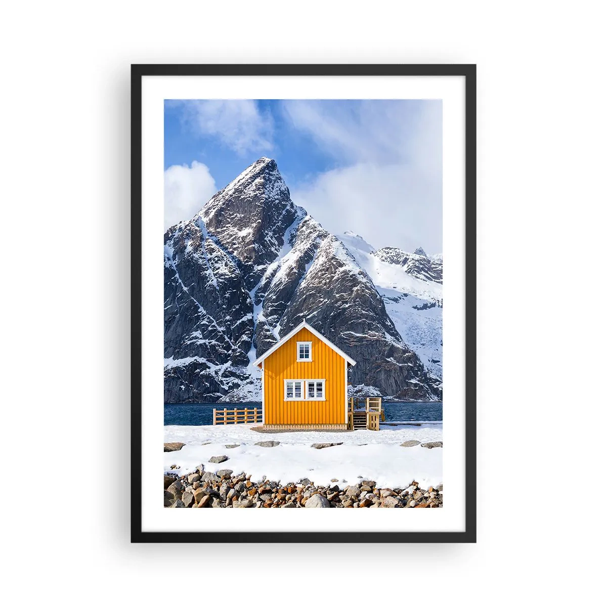 Pôster com moldura preta - Uma casa amarela com montanhas cobertas de neve ao fundo - 50x70cm - Feriados escandinavos - Decoração de parede moderna para a sala de estar e quarto ARTTOR