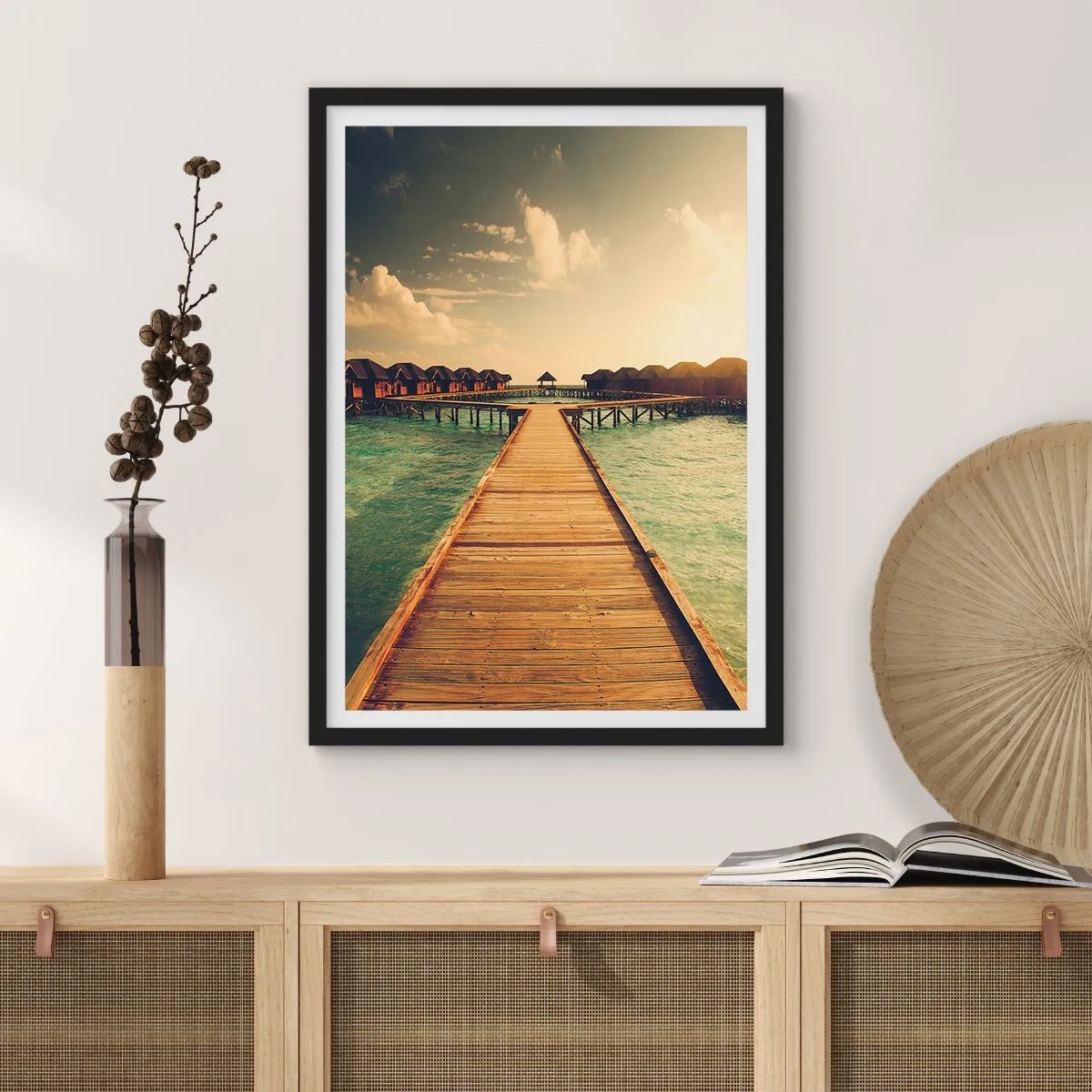 Pôster com moldura preta - Cais de madeira que leva às casas de água ao pôr do sol - 50x70cm - Um convite caloroso - Decoração de parede moderna para a sala de estar e quarto ARTTOR
