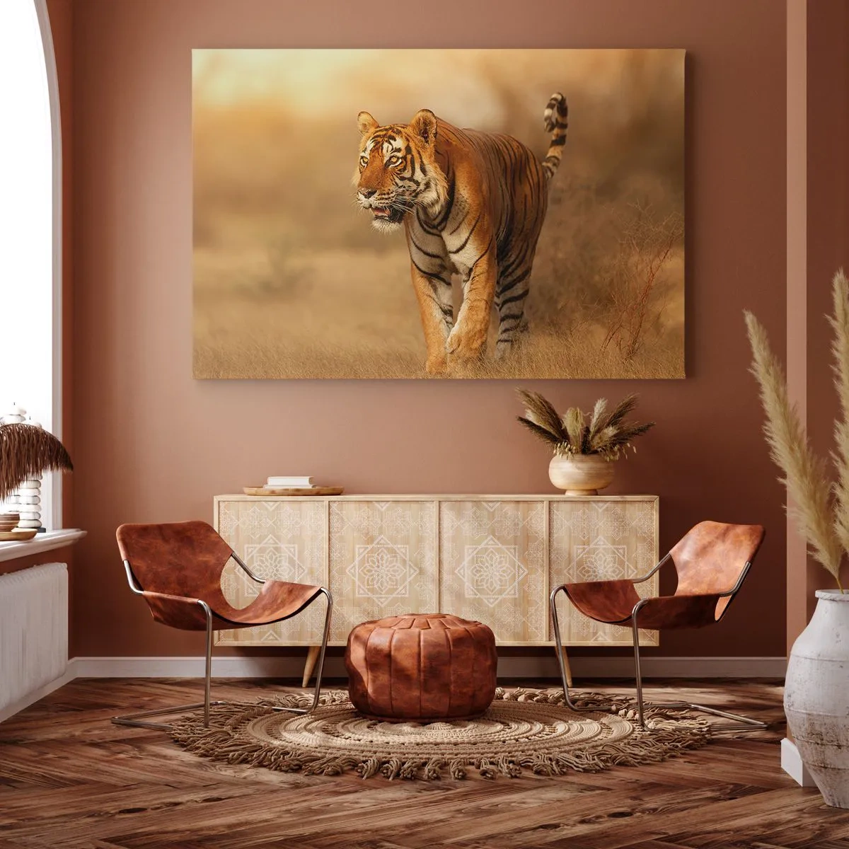 Quadro em tela - Um tigre caminhando pela savana em cores quentes - 70x50cm - Antes do ataque - Decoração de parede moderna para a sala de estar e quarto ARTTOR