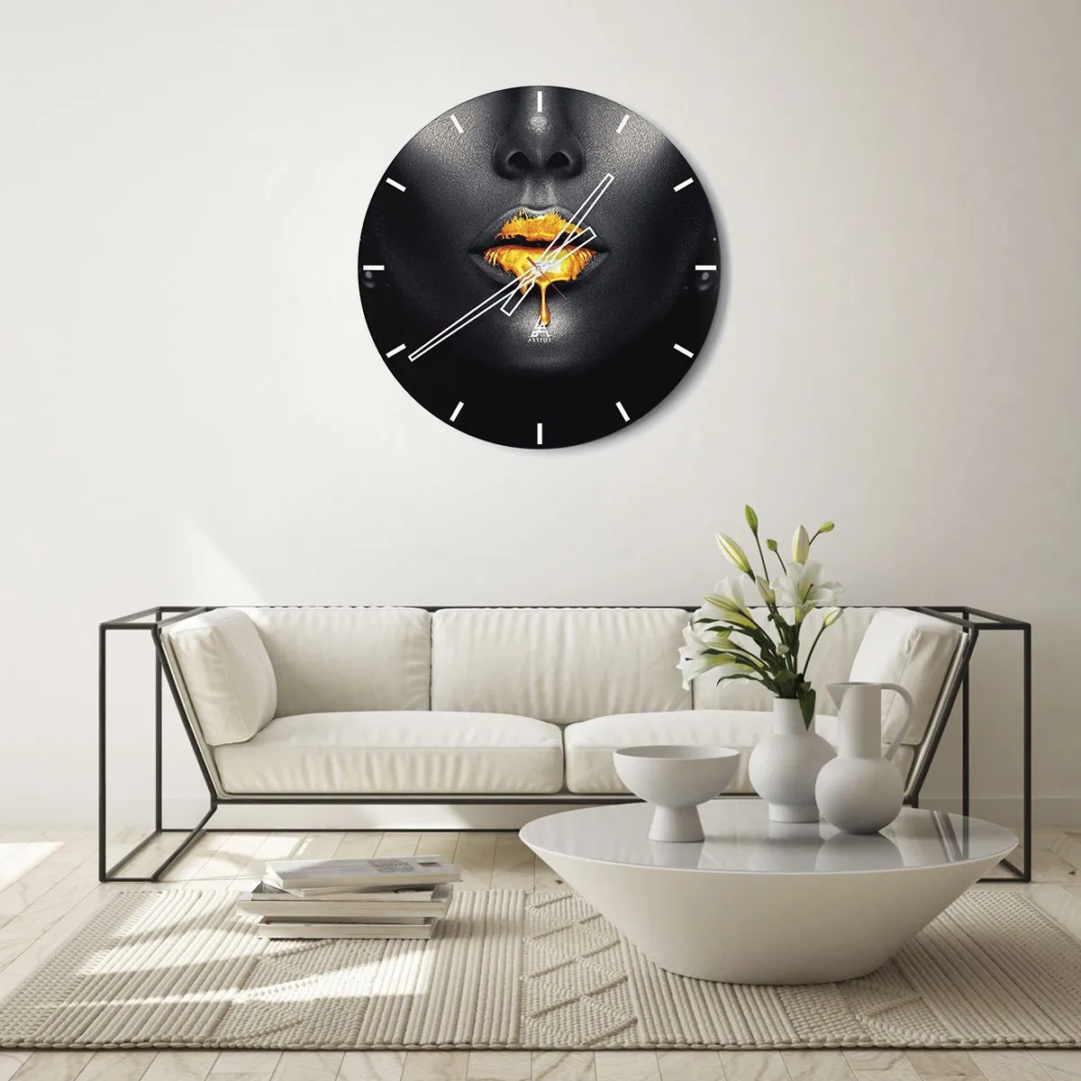 Relógio de parede - Relógio em vidro - Lábios dourados em um fundo preto em um estilo artístico - 30x30cm - Boca dourada - Decoração de parede moderna para a sala de estar, cozinha e quarto ARTTOR