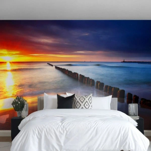 Papel de Parede Standard Eco - Um pôr do sol pitoresco sobre o mar com quebra-mares de madeira - 100x70cm - Ouça o silêncio - Decoração de parede moderna para a sala de estar e quarto ARTTOR