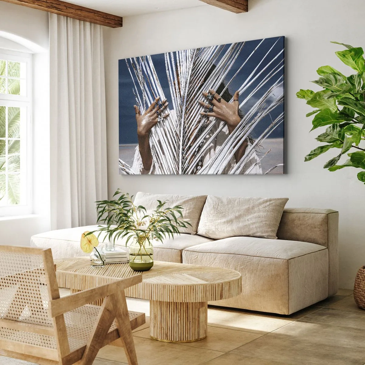 Quadro em tela - Uma mulher escondida atrás de folhas de palmeira com anéis nas mãos. - 70x50cm - A xamã - Decoração de parede moderna para a sala de estar e quarto ARTTOR