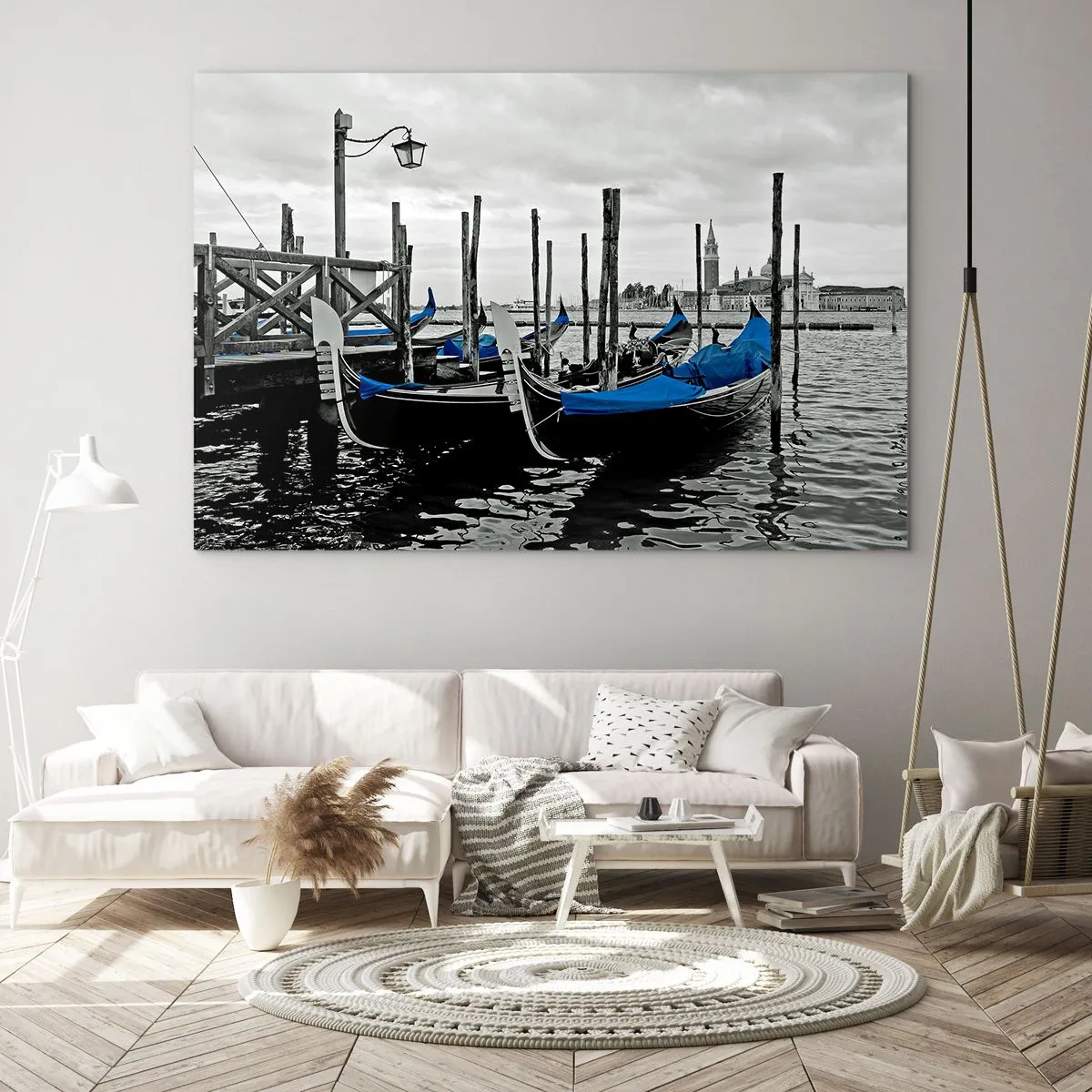 Quadro em vidro - Gôndolas azuis tendo como pano de fundo a paisagem veneziana - 70x50cm - Veneza pensativa - Decoração de parede moderna para a sala de estar e quarto ARTTOR