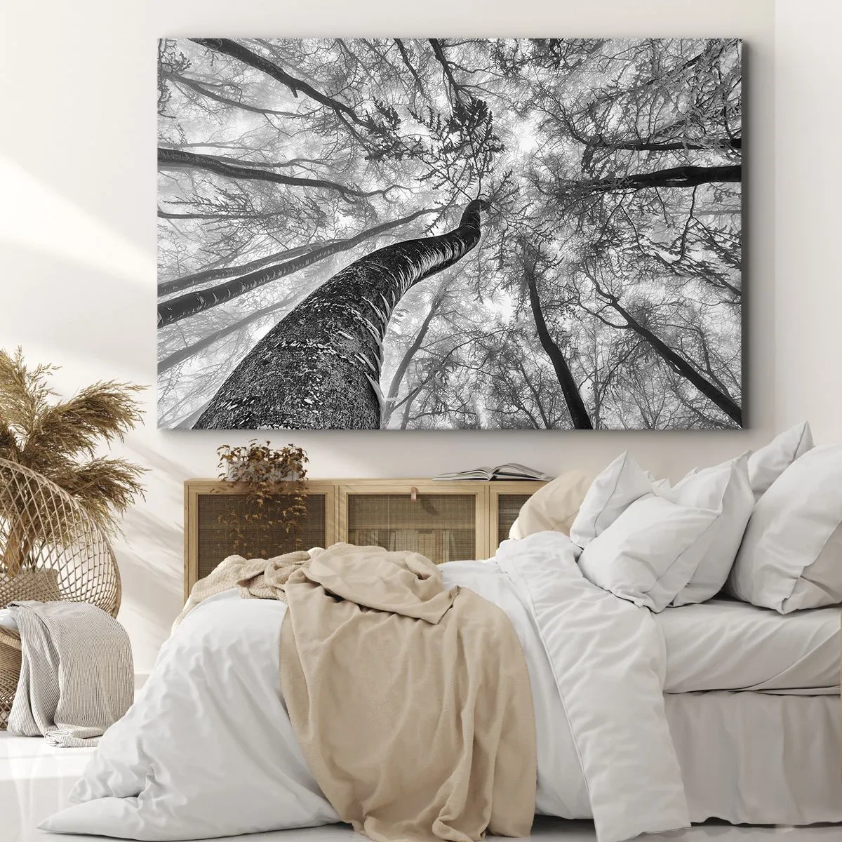 Quadro em tela - Perspectiva de árvores em uma floresta vista de baixo em tons de cinza - 70x50cm - Corrida até a luz - Decoração de parede moderna para a sala de estar e quarto ARTTOR