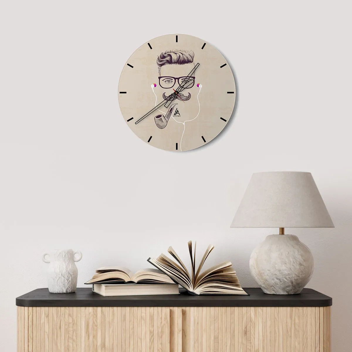 Relógio de parede - Relógio em vidro - Ilustração de um rosto com bigode, óculos, cachimbo e fones de ouvido - 30x30cm - Um homem de verdade? - Decoração de parede moderna para a sala de estar, cozinha e quarto ARTTOR