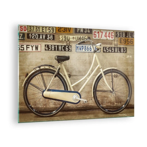 Quadro em vidro - Uma bicicleta velha contra uma parede com placas de veículos - 70x50cm - Sem complexos - Decoração de parede moderna para a sala de estar e quarto ARTTOR