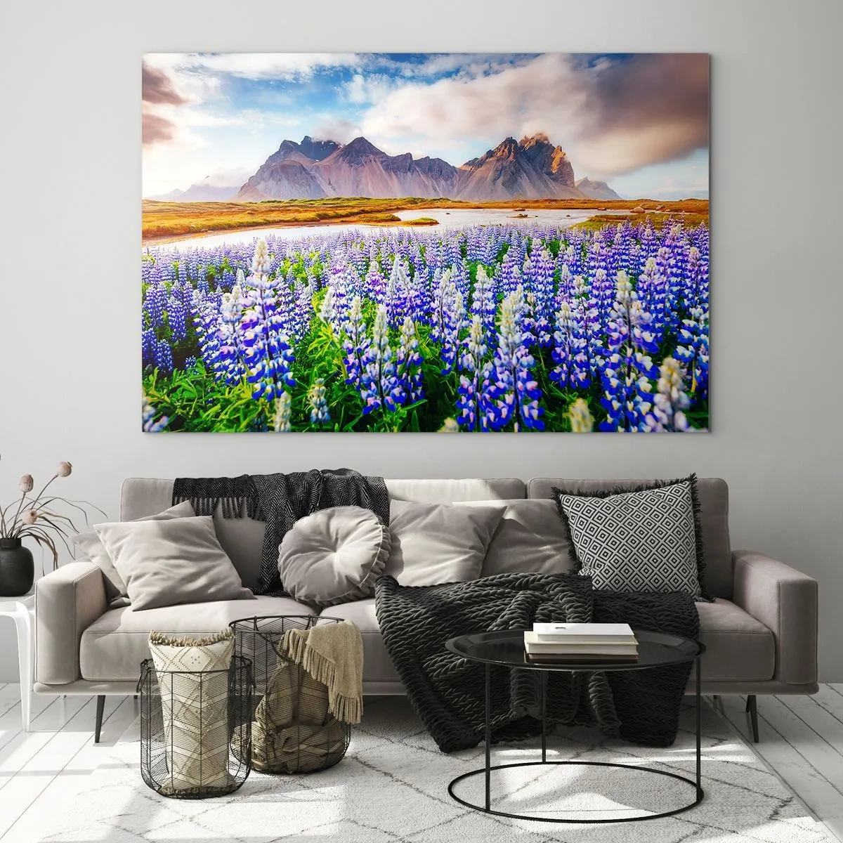 Quadro em vidro - Uma paisagem montanhosa com um prado florido e picos majestosos - 70x50cm - Força e severidade ao lado da suavidade - Decoração de parede moderna para a sala de estar e quarto ARTTOR
