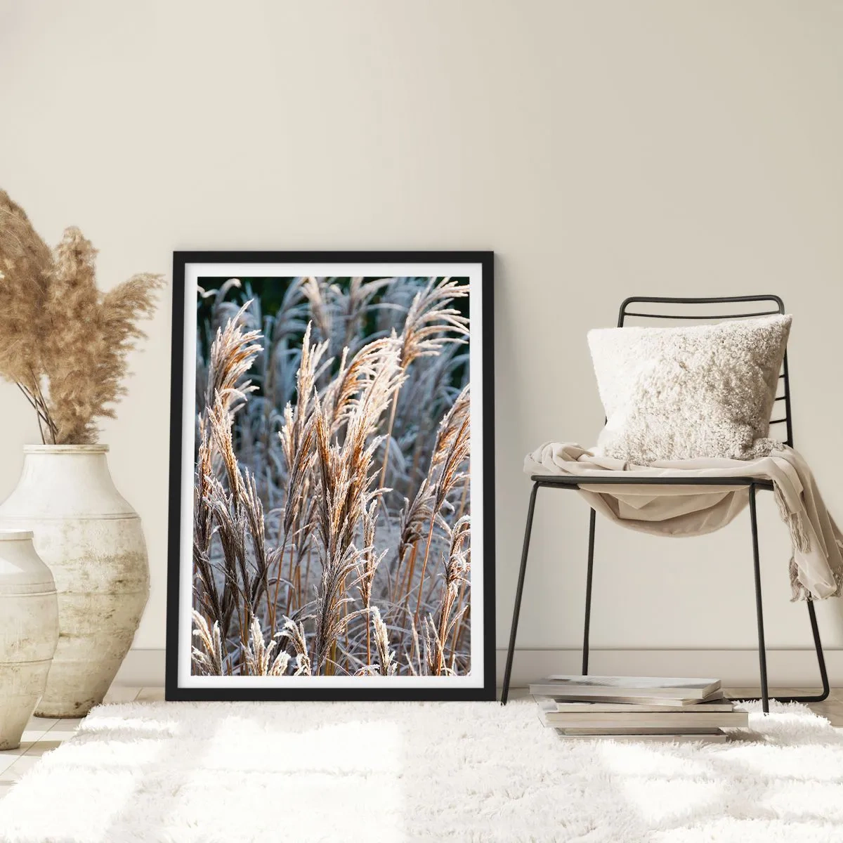 Pôster com moldura preta - Gramíneas secas cobertas de geada em uma paisagem de inverno - 50x70cm - Decorado com a geada - Decoração de parede moderna para a sala de estar e quarto ARTTOR