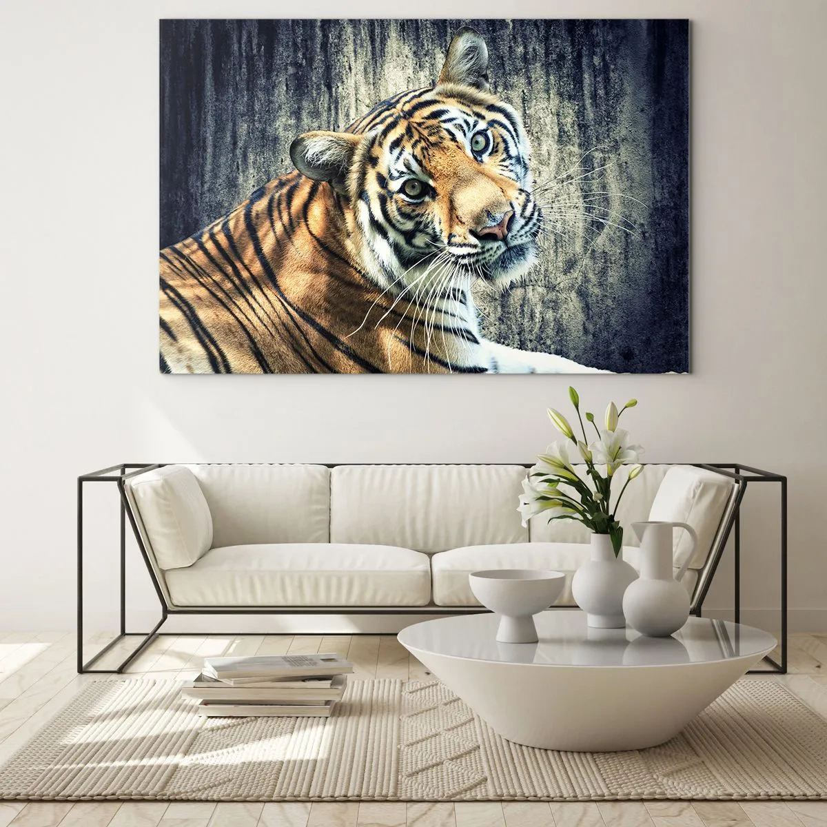 Quadro em vidro - Um tigre em pose natural contra uma parede crua - 70x50cm - Retrato em feixes de luz - Decoração de parede moderna para a sala de estar e quarto ARTTOR