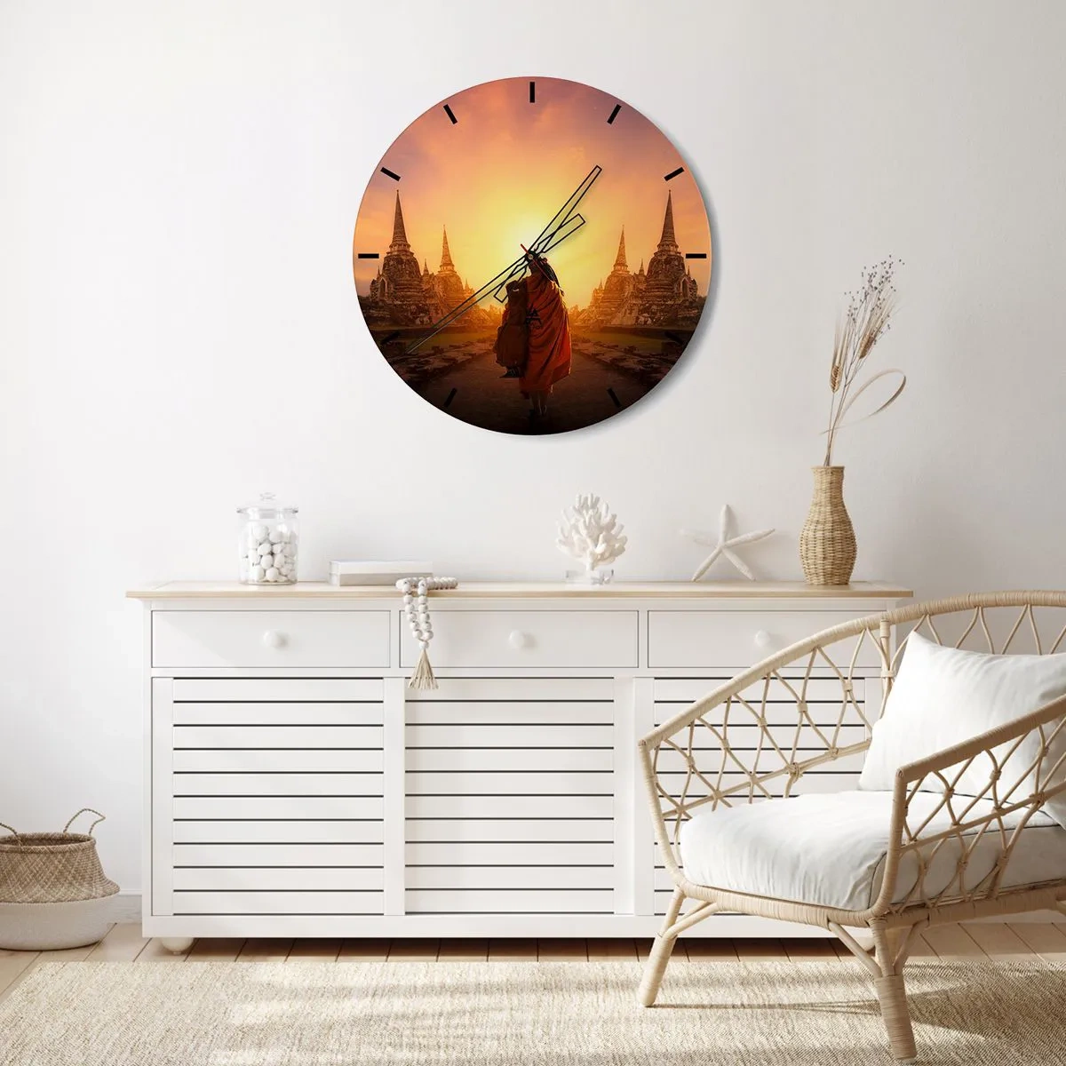 Relógio de parede - Relógio em vidro - Um monge com uma túnica cor de açafrão cercado por templos ao pôr do sol - 30x30cm - Em paz para a eternidade - Decoração de parede moderna para a sala de estar, cozinha e quarto ARTTOR