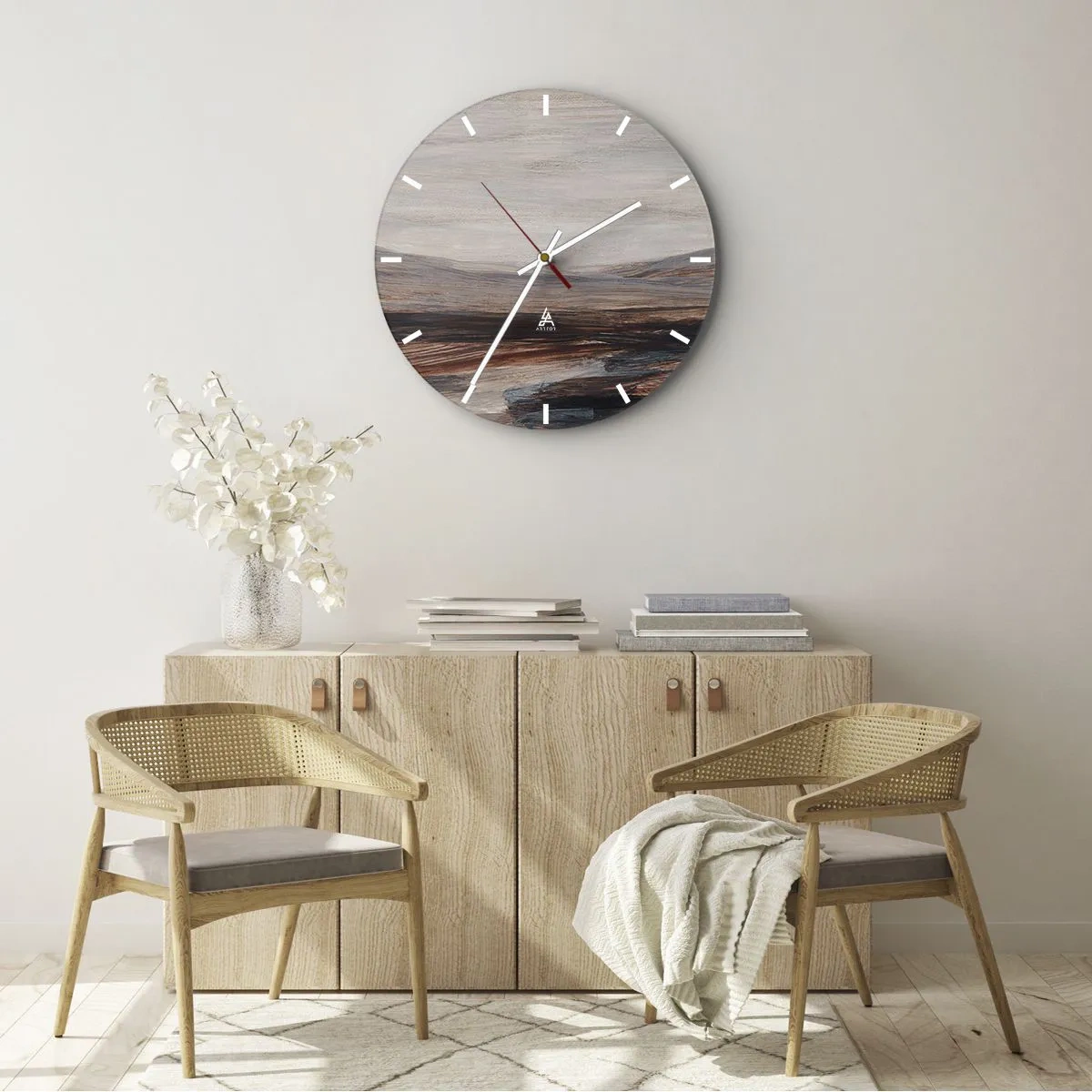 Relógio de parede - Relógio em vidro - Um vale marrom-acinzentado com montanhas ao fundo em estilo pictórico - 30x30cm - Um vale tranquilo - Decoração de parede moderna para a sala de estar, cozinha e quarto ARTTOR
