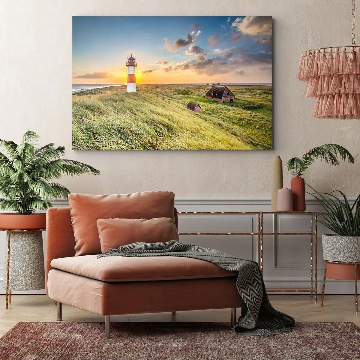 Quadro em tela - Um farol com prados e casas ao sol ao fundo - 70x50cm - Entre as ondas - Decoração de parede moderna para a sala de estar e quarto ARTTOR