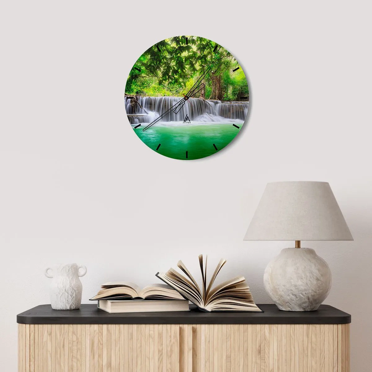 Relógio de parede - Relógio em vidro - Uma cachoeira em uma floresta tropical com água verde e vegetação exuberante - 30x30cm - Cascata verde - Decoração de parede moderna para a sala de estar, cozinha e quarto ARTTOR
