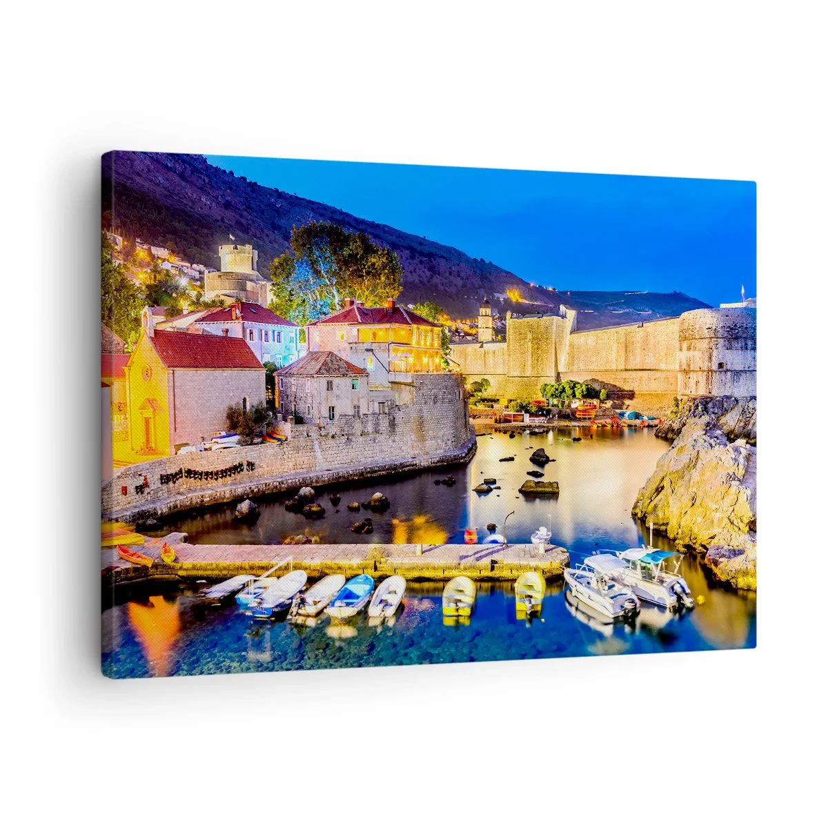 Quadro em tela - Um porto pitoresco à noite com edifícios iluminados - 70x50cm - Uma noite bem iluminada no Adriático - Decoração de parede moderna para a sala de estar e quarto ARTTOR