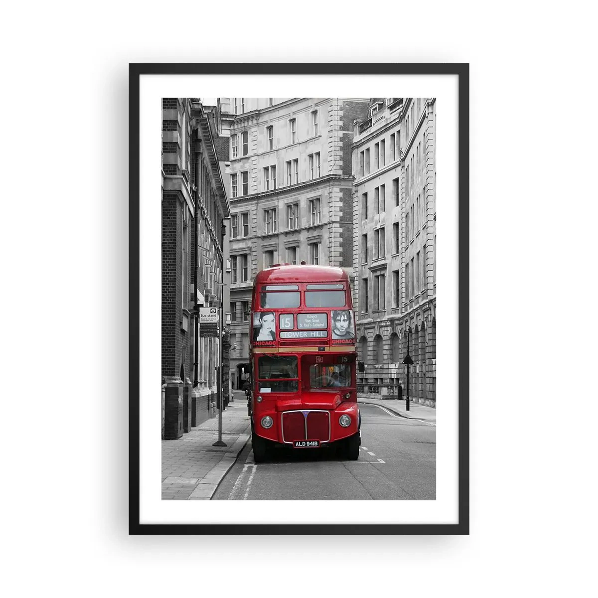 Pôster com moldura preta - Um ônibus vermelho em uma rua preta e branca de Londres - 50x70cm - A vida quotidiana não deve ser cinzenta - Decoração de parede moderna para a sala de estar e quarto ARTTOR