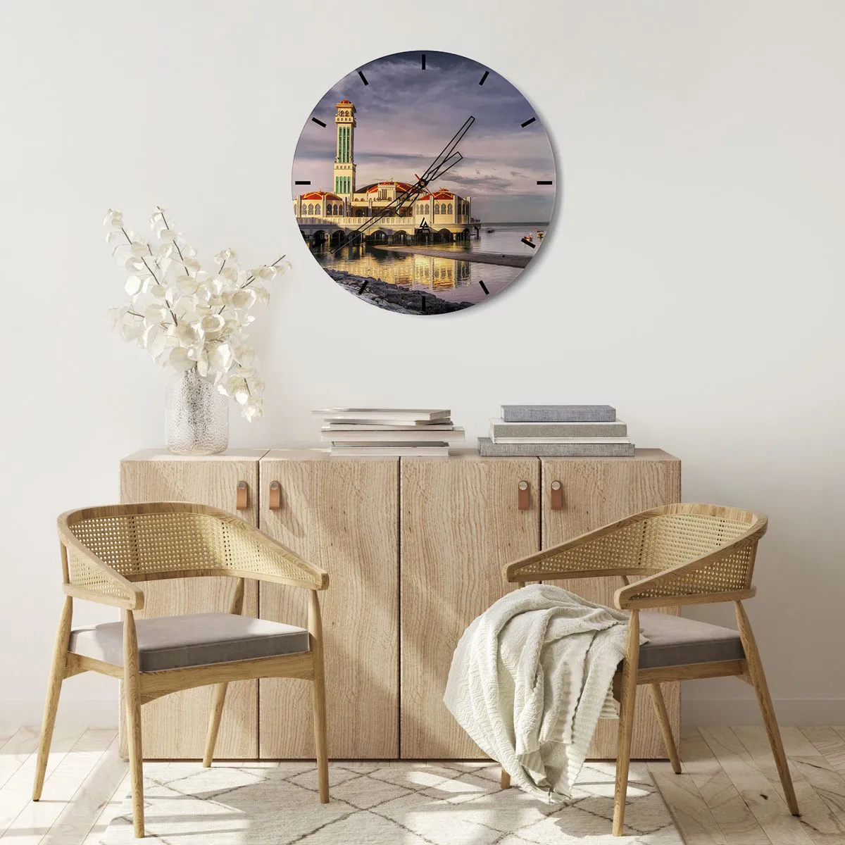 Relógio de parede - Relógio em vidro - Um edifício elegante à beira da água com um reflexo na superfície calma - 30x30cm - Templo da natureza - Decoração de parede moderna para a sala de estar, cozinha e quarto ARTTOR
