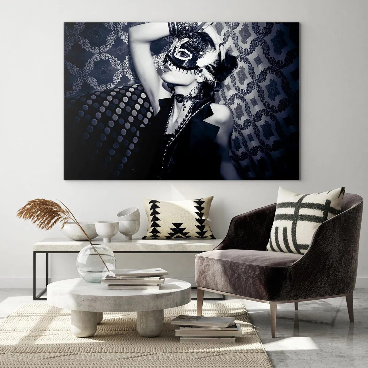 Quadro em vidro - Uma figura mascarada contra uma parede estampada em tons de preto e branco - 70x50cm - Decorações, ornamentos, desenhos... - Decoração de parede moderna para a sala de estar e quarto ARTTOR