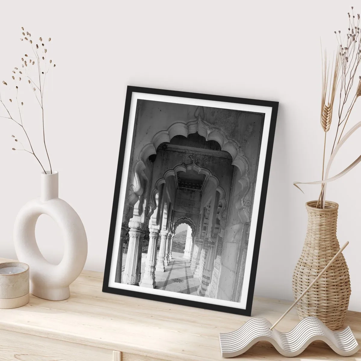 Pôster com moldura preta - Fotografia em preto e branco de arquitetura com colunas - 50x70cm - Contos de fadas orientais acontecem aqui - Decoração de parede moderna para a sala de estar e quarto ARTTOR
