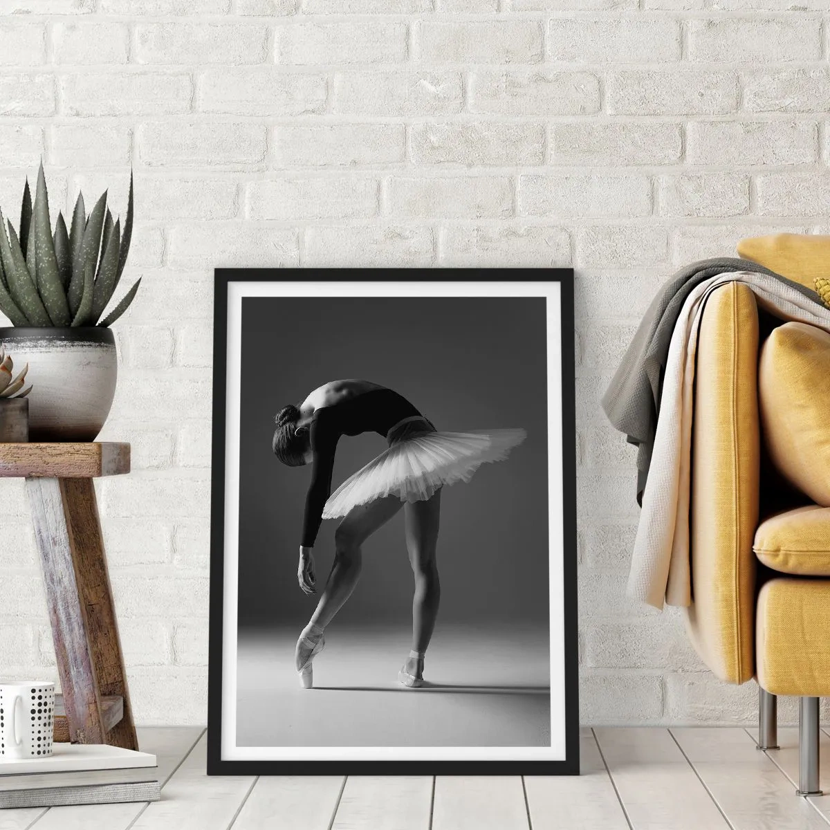 Pôster com moldura preta - Uma bailarina em uma composição em preto e branco em uma pose elegante - 50x70cm - Bella balerina - Decoração de parede moderna para a sala de estar e quarto ARTTOR