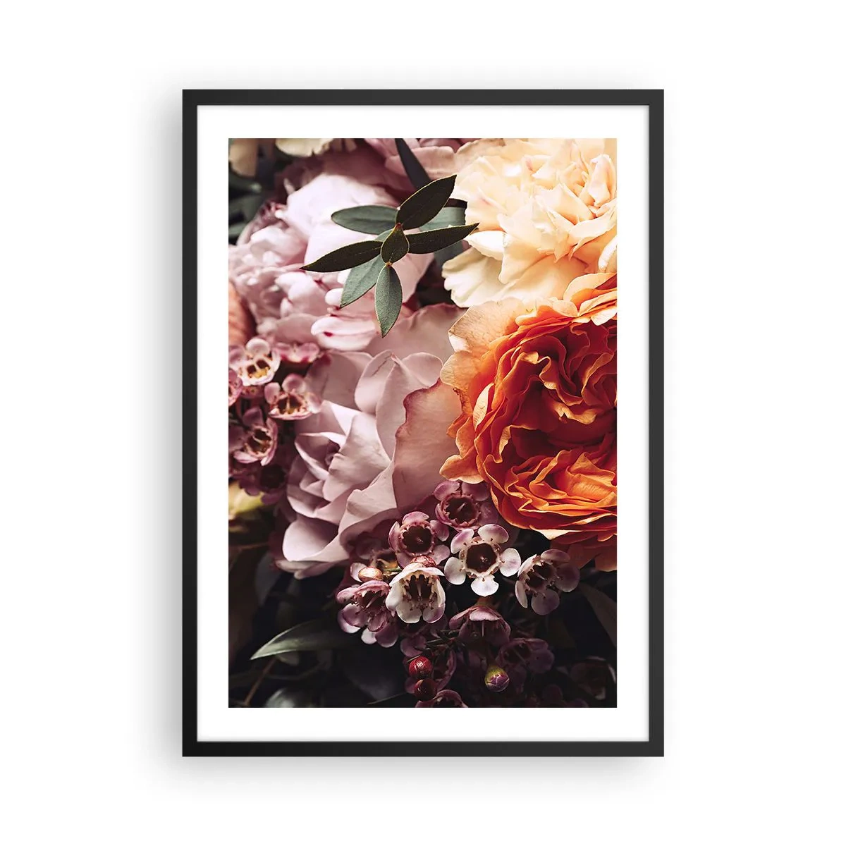 Pôster com moldura preta - Um close de um buquê de flores em tons de rosa, laranja e creme. - 50x70cm - Envolto em beleza - Decoração de parede moderna para a sala de estar e quarto ARTTOR
