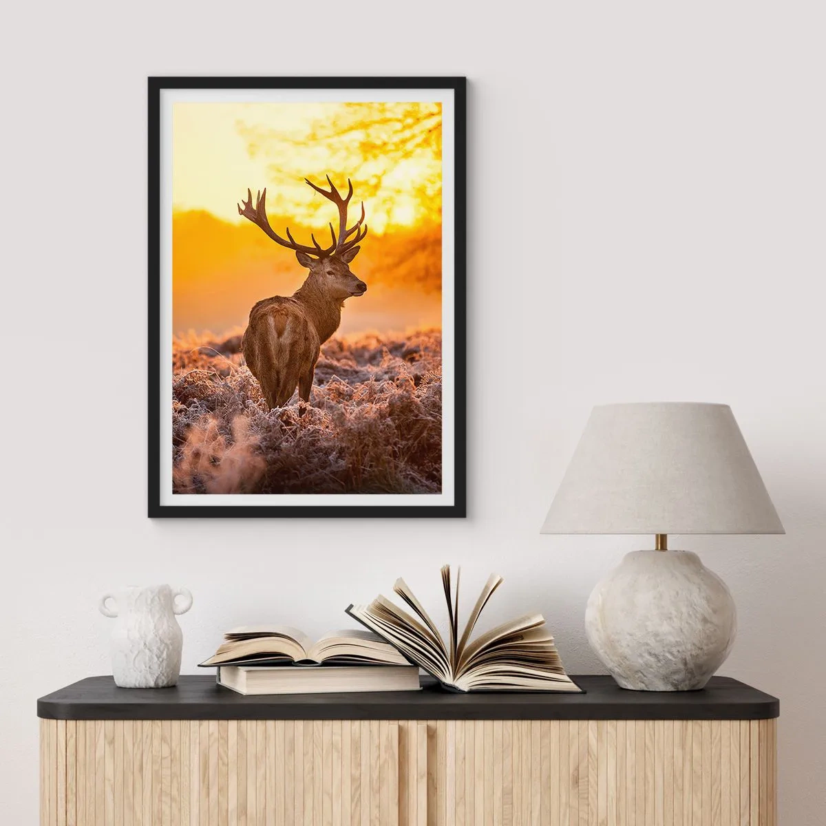 Pôster com moldura preta - Um cervo tendo como pano de fundo um nascer do sol dourado - 50x70cm - Rei da floresta de outono - Decoração de parede moderna para a sala de estar e quarto ARTTOR