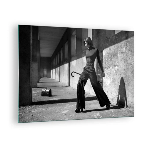 Quadro em vidro - Fotografia em preto e branco de uma mulher com uma roupa elegante em um ambiente urbano. - 70x50cm - Elegância urbana - Decoração de parede moderna para a sala de estar e quarto ARTTOR