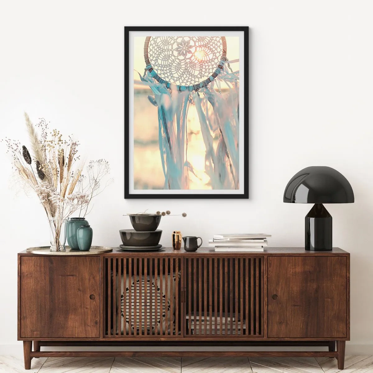 Pôster com moldura preta - Um apanhador de sonhos de renda no brilho do pôr do sol, com um fundo claro - 50x70cm - Totem de renda - Decoração de parede moderna para a sala de estar e quarto ARTTOR