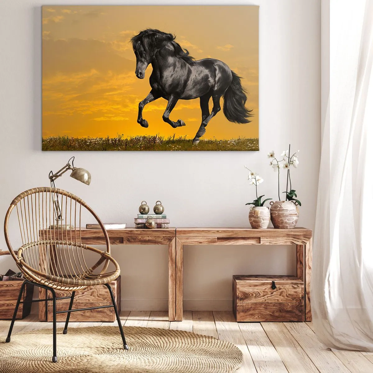 Quadro em tela - Um cavalo preto galopa tendo como pano de fundo um pôr do sol dourado. - 70x50cm - Belo, livre e selvagem - Decoração de parede moderna para a sala de estar e quarto ARTTOR