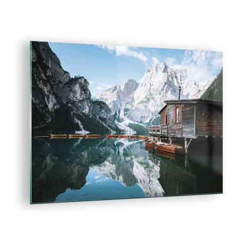 Quadro em vidro - Casa de madeira e barcos em um lago tranquilo nas montanhas - 70x50cm - Manhã cristalina nas montanhas - Decoração de parede moderna para a sala de estar e quarto ARTTOR