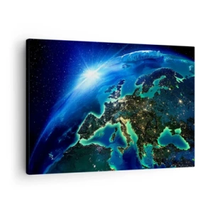 Quadro em tela - Uma vista de Europa do espaço sob o brilho do sol nascente. - 70x50cm - Uma Europa cintilante - Decoração de parede moderna para a sala de estar e quarto ARTTOR