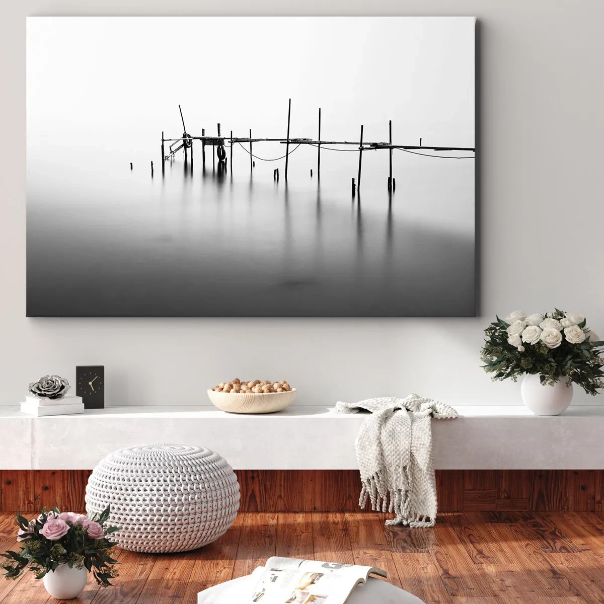 Quadro em tela - Um cais preto e branco imerso em uma paisagem enevoada - 70x50cm - E se o mundo não existe? - Decoração de parede moderna para a sala de estar e quarto ARTTOR