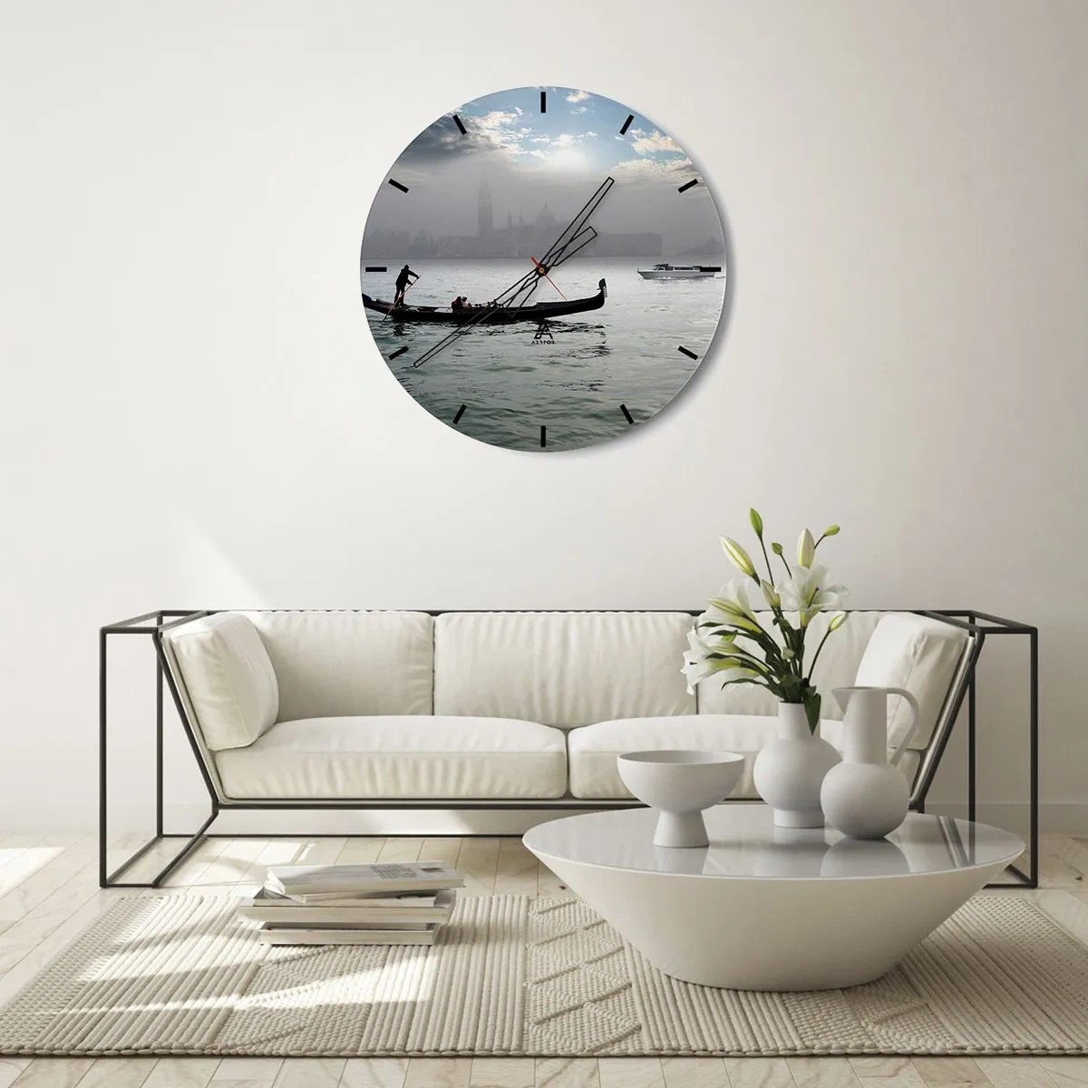Relógio de parede - Relógio em vidro - Uma gôndola em águas calmas com uma paisagem enevoada ao fundo - 30x30cm - Uma cidade fabulosa feita de água e nevoeiro - Decoração de parede moderna para a sala de estar, cozinha e quarto ARTTOR