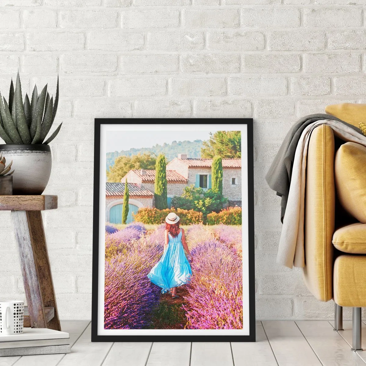 Pôster com moldura preta - Uma mulher de vestido azul caminhando por um campo de lavanda. - 50x70cm - Menina Lavanda - Decoração de parede moderna para a sala de estar e quarto ARTTOR