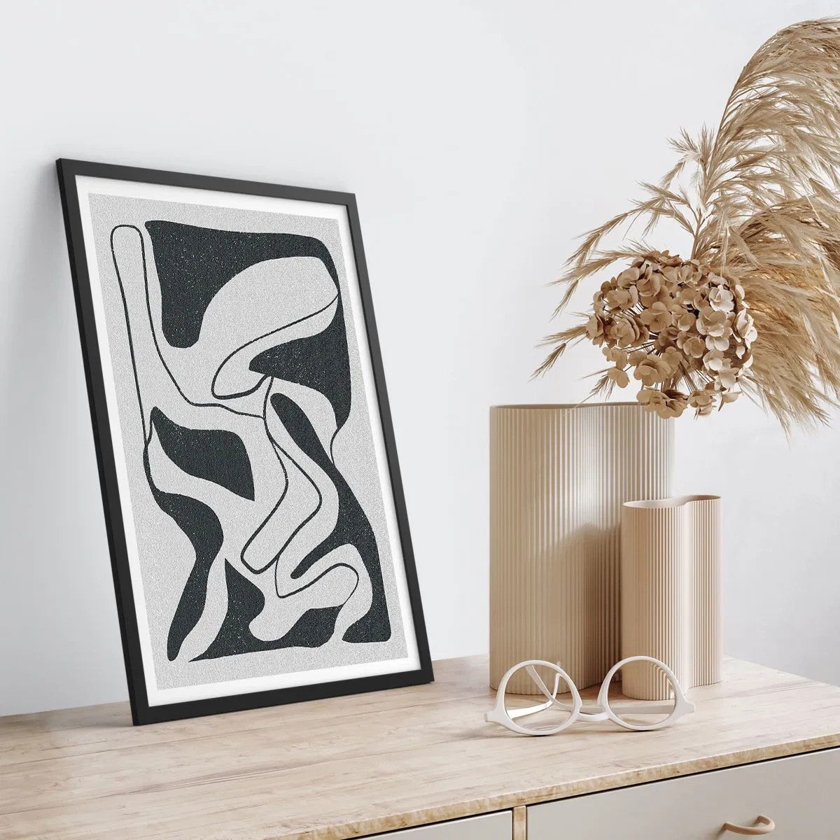 Pôster com moldura preta - Abstração em preto e branco com formas orgânicas - 50x70cm - Labirinto abstrato divertido - Decoração de parede moderna para a sala de estar e quarto ARTTOR