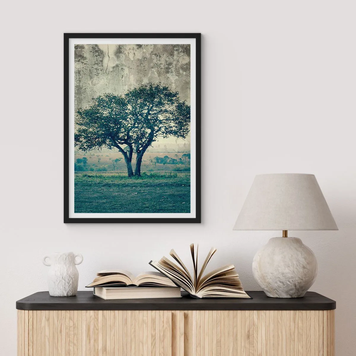 Pôster com moldura preta - Uma árvore solitária em uma paisagem rústica - 50x70cm - Uma macieira num prado azul? - Decoração de parede moderna para a sala de estar e quarto ARTTOR
