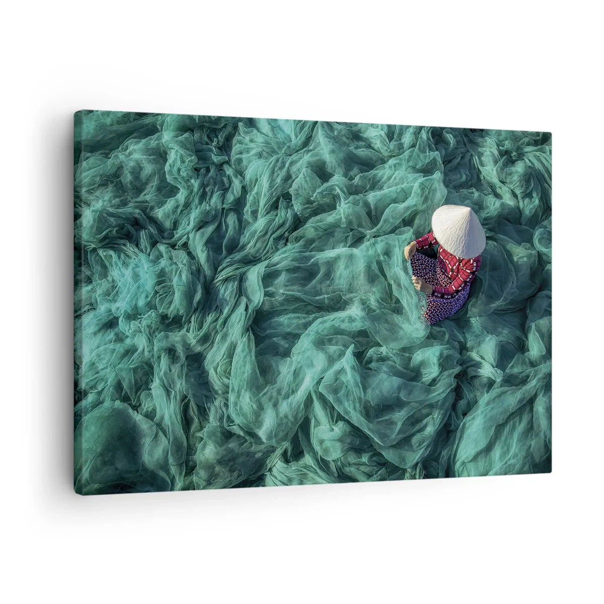 Quadro em tela - Uma pessoa com um chapéu entre redes de pesca verdes - 70x50cm - Num mar de redes - Decoração de parede moderna para a sala de estar e quarto ARTTOR